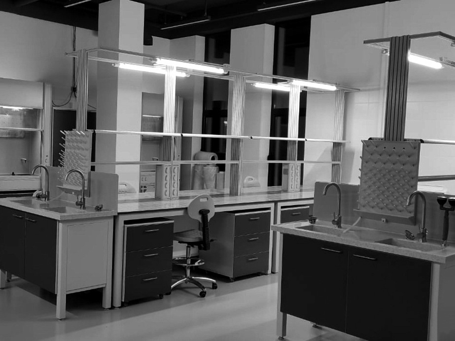 Laboratorium wyposażone w meble laboratoryjne na wymiar