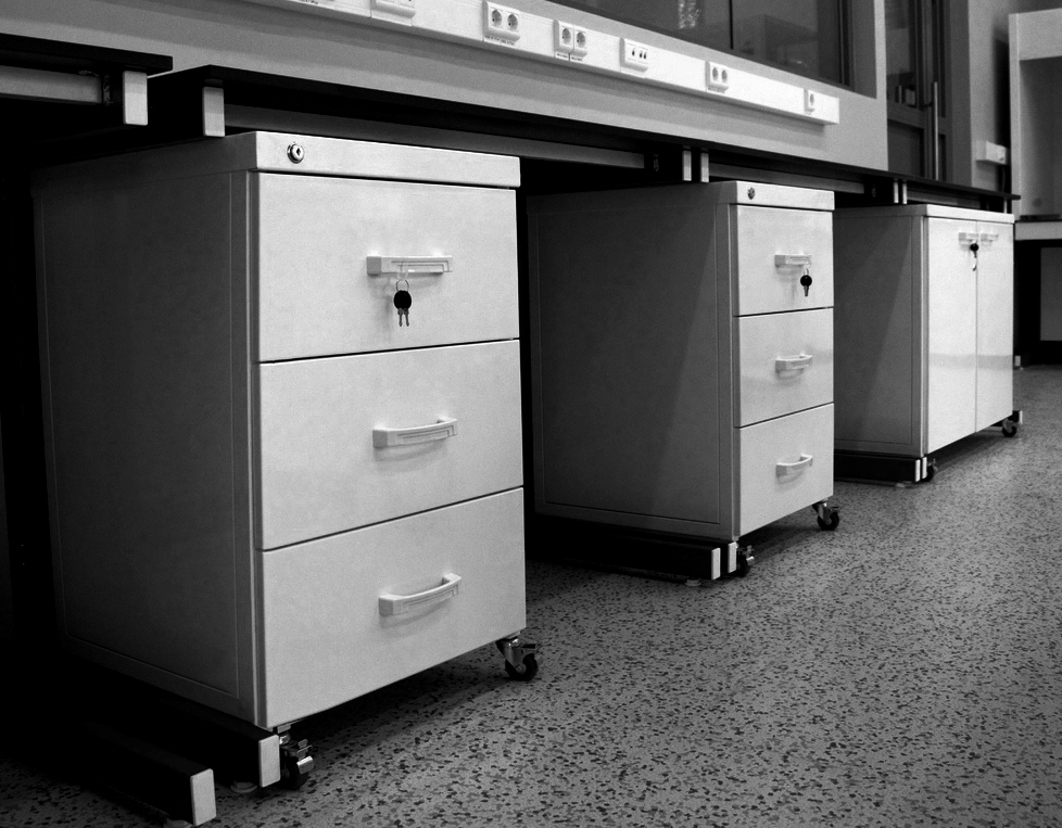 Na zdjęciu przedstawiono szafki laboratoryjne mobilne z szufladami