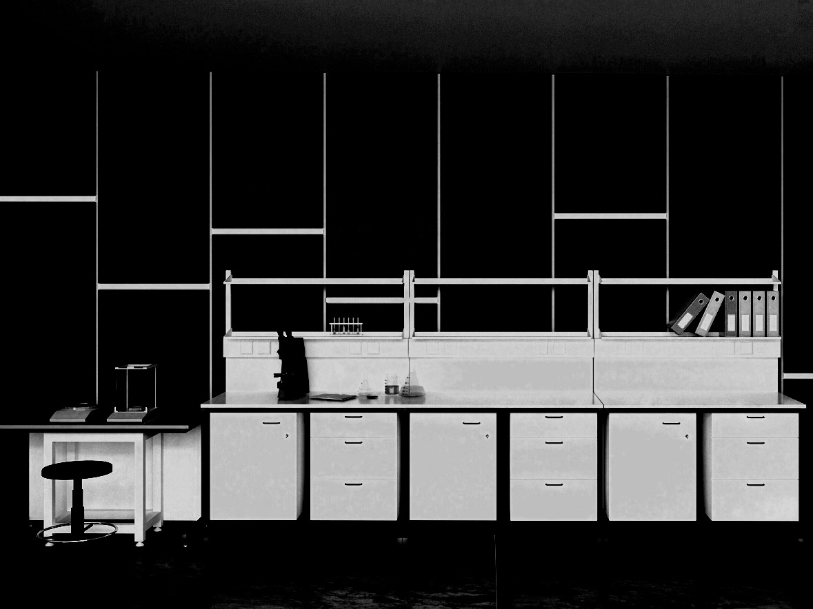 Na zdjęciu przedstawiono meble laboratoryjne, a mianowicie stół laboratoryjny na czarnym tle z nadstawką