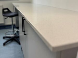 Jest to Blat Laboratoryjny Konglomerat kwarcowo granitowy w kolorze blanco saraiba
