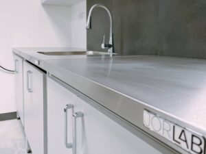 Na zdjęciu przedstawiono blat laboratoryjny wykonany ze stali nierdzewnej