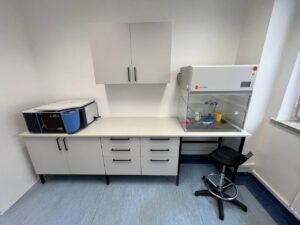 Na zdjęciu przedstawione są Meble Do Laboratorium chemicznego