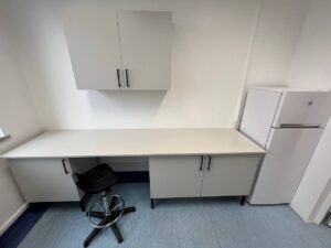Na zdjęciu przedstawiono Meble Laboratoryjne z blatami z konglomeratu