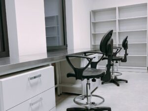 Na zdjęciu przedstawiono Meble Laboratoryjne Budowlane JORLAB