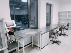 Na zdjęciu przedstawiono Meble Laboratoryjne wykonane ze stali nierdzewnej: stol wagowy, biurko i regał