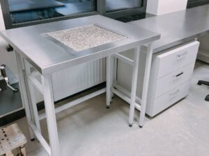 Na zdjęciu przedstawiono stół antywibracyjny z blatem ze stali nierdzewnej i modułem wagowym granitowym