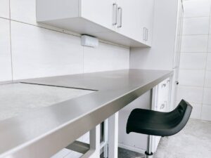 Na zdjęciu przedstawiono stół laboratoryjny JORLAB z blatem ze stali nierdzewnej i modułem wagowym ceramicznym