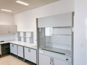 Na zdjęciu przedstawiono dygestorium laboratoryjne ceramiczne JORLAB