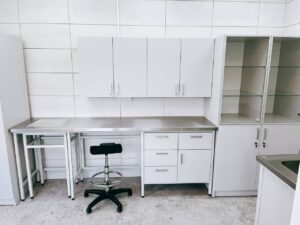 Na zdjęciu przedstawiono meble do laboratorium producenta JORLAB. Stoły są na stelażu A w kolorze jasnoszarym