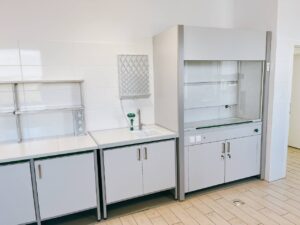 Na zdjęciu przedstawiono meble do laboratorium producenta JORLAB. Meble wykonane w kolorze jasnoszarym