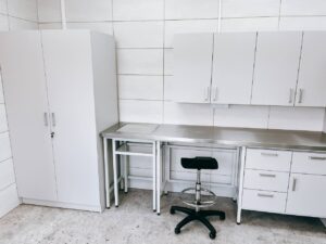 Na zdjęciu są meble laboratoryjne od producenta JORLAB