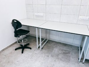 Na zdjęciu przedstawiono stół laboratoryjny mobilny z blatem z żywicy fenolowej SPC by Durcon