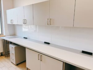 Na zdjęciu przedstawiono szafki laboratoryjne wiszące i stół laboratoryjny JORLAB razem z modułem wagowym