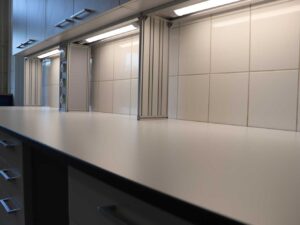 Na zdjęciu przedstawiono blat laboratoryjny z nadstawką aluminiową