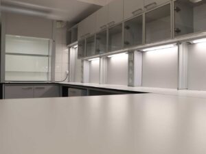 Na zdjęciu są Meble Laboratoryjne Do Laboratorium oraz dygestorium laboratoryjne nastołowe