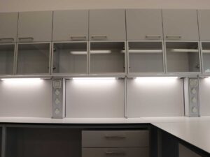 Na zdjęciu przedstawione są szafki laboratoryjne JORLAB
