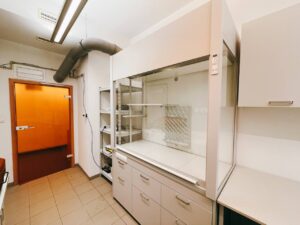 Na zdjęciu Dygestorium Laboratoryjne szczelinowe przeszklone