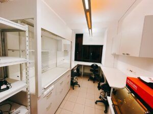 Na zdjęciu są Meble Do Laboratorium chemicznego od producenta