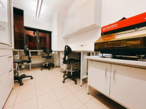 Na zdjęciu są Meble Laboratoryjne firmy Jorlab w stylu loft