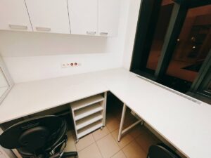 Na zdjęciu przedstawiono stół Laboratoryjny Narożny z blatem z konglomeratu