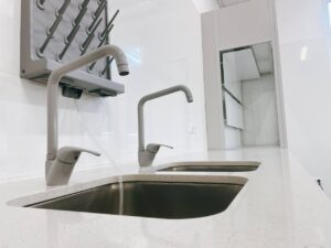 Na zdjęciu są baterie laboratoryjne z mieszaczem TOF