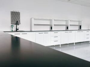 Na zdjęciu Laboratoryjny stół narożny biało-czarny loft