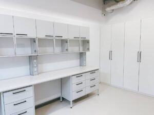 Na zdjęciu są ładne meble laboratoryjne z nadstawką