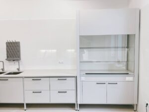 Na zdjęciu są Meble do laboratorium JORLAB
