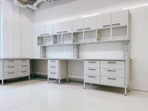 Na zdjęciu są Meble laboratoryjne JORLAB w kolorze jasnoszarym