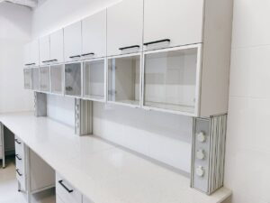 Na zdjęciu nadstawka laboratoryjna z szafkami przeszklonymi w ramie aluminiowej