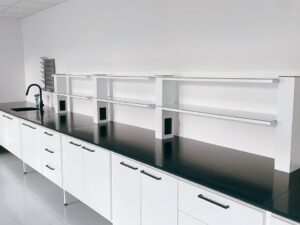 Na zdjęciu są nadstawki laboratoryjne elektryczne i półki ze szkla bezpiecznego