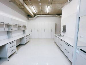 Na zdjęciu są nowoczesne meble laboratoryjne w kolorze jasnoszarym
