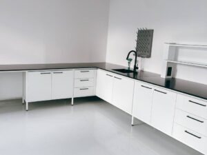 Na zdjęciu Stół laboratoryjny przyścienny biały JORLAB