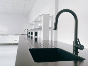 Na zdjęciu przedstawiono zlew laboratoryjny z żywicy epoksydowej czarny