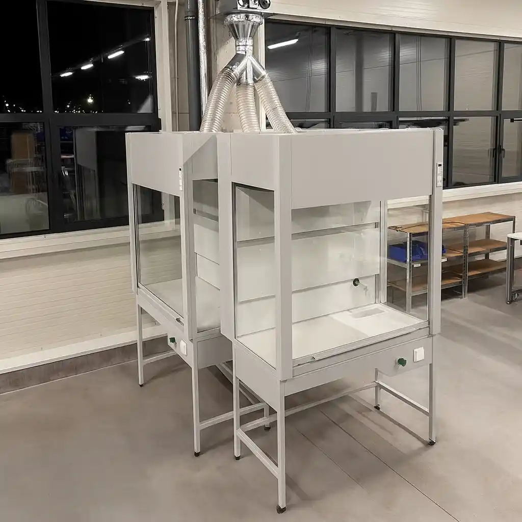 Na zdjęciu przedstawione są trzy dygestoria laboratoryjne przeszklone lub inaczej demonstracyjne w kolorze popielatym