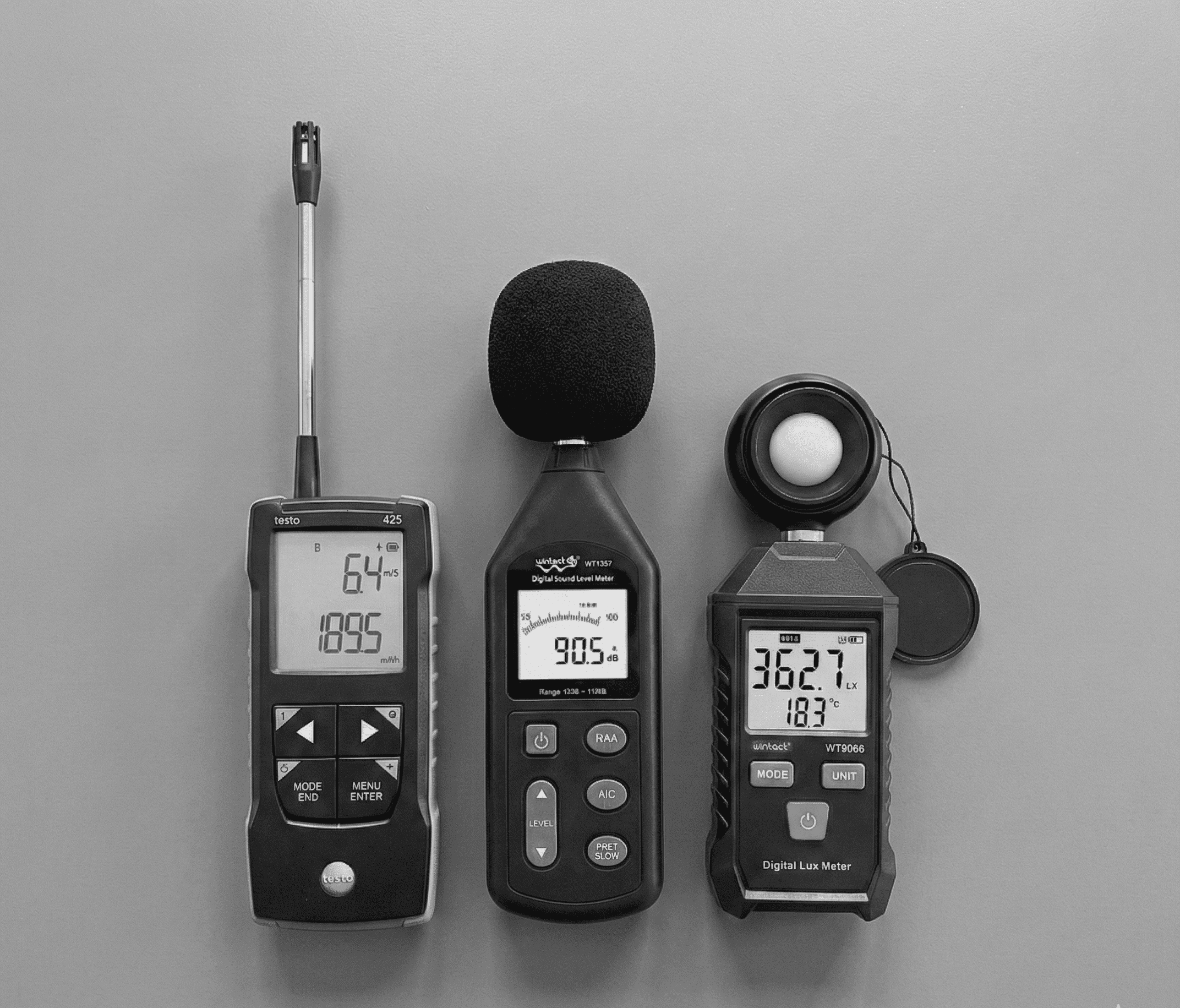 Na zdjęciu widoczne są przyrządy pomiarowe których używa firma JORLAB podczas przeglądu dygestorium