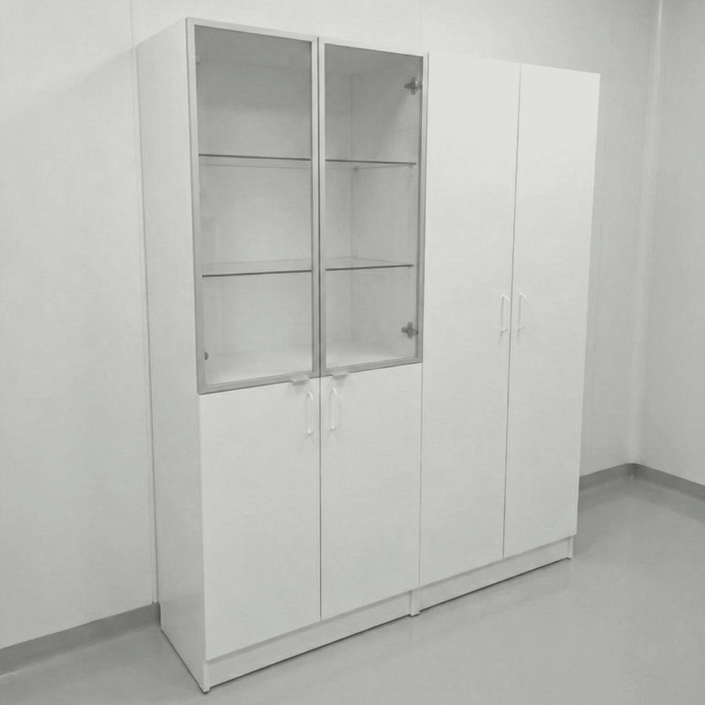 Na zdjęciu widoczna jest szafa laboratoryjna przeszklona firmy JORLAB