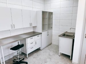 Meble laboratoryjne stoły i szafki laboratoryjne JORLAB