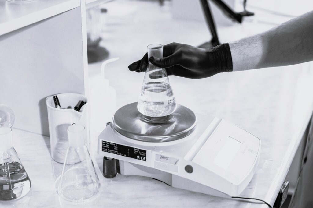 BHP w laboratorium antywibracyjne stoły wagowe Poznań