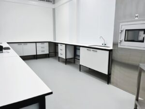 Stół laboratoryjny z blatem chemoodpornym firmy JORLAB